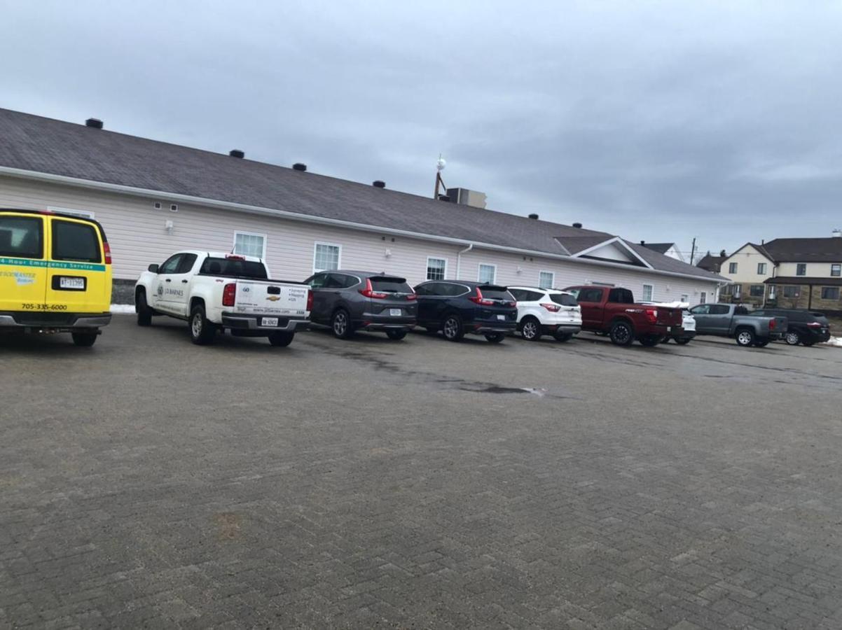 Auberge Macdonald Guest Inn Iroquois Falls Buitenkant foto